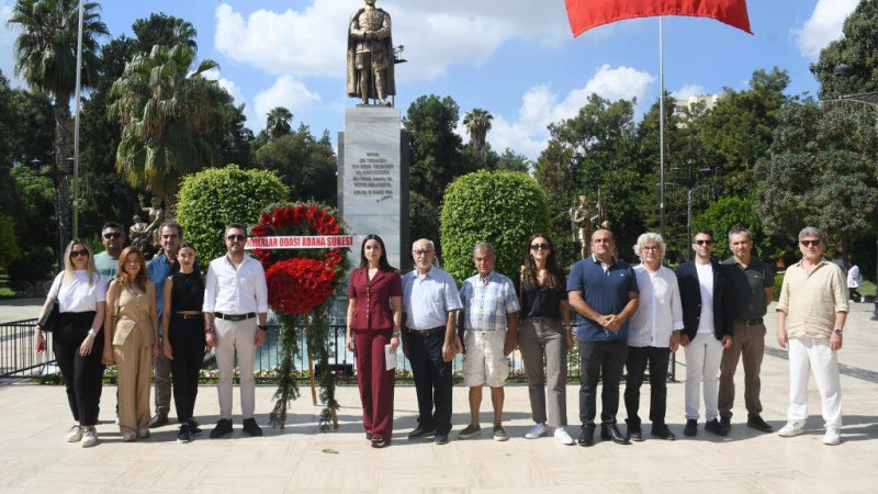 Mimarlık Günü’nde Atatürk Anıtına Çelenk